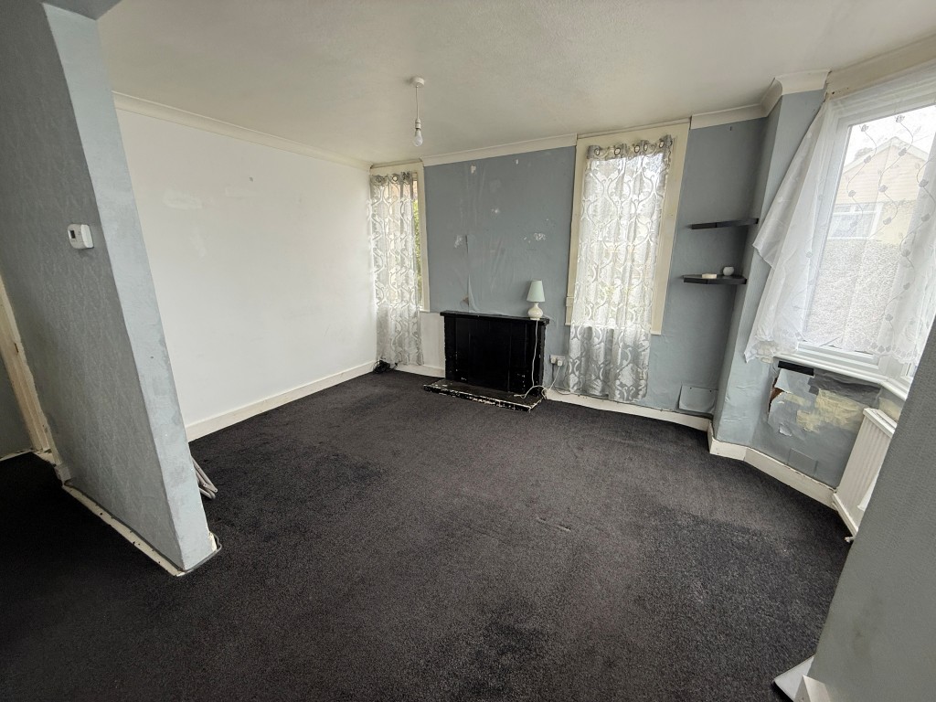 Lot: 107 - FOUR-BEDROOM DETACHED HOUSE FOR REFURBISHMENT - Living room